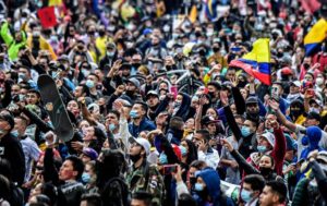 Manifestantes en Bogotá durante la protesta del 28 de abril contra la reforma tributaria del gobierno